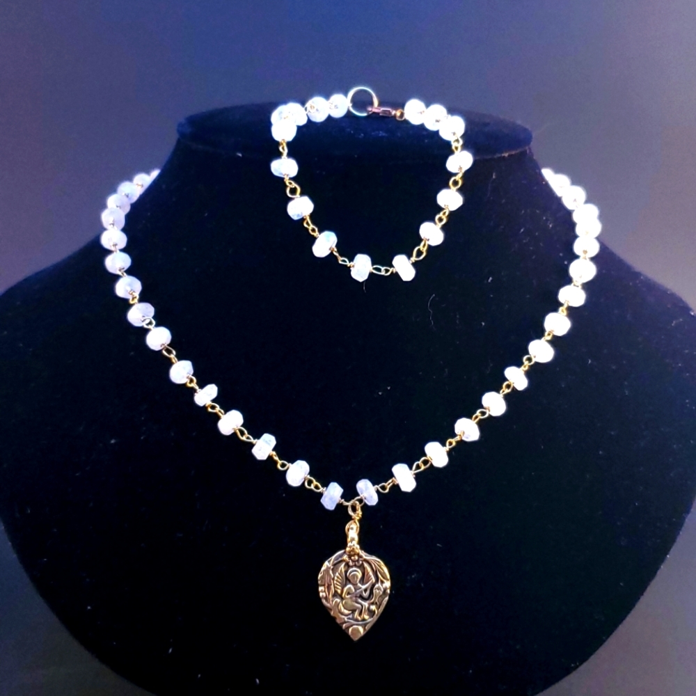 Moonstone & gold pendant